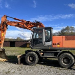 foto 22t kolové rypadlo Hitachi ZX 210W-3